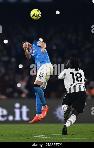 Amir Rrahmani (Neapel)Moise Kean (Juventus) beim Spiel der italienischen „Serie A“ zwischen Neapel 5-1 Juventus im Diego Maradona Stadium am 13. Januar 2023 in Neapel, Italien. Kredit: Maurizio Borsari/AFLO/Alamy Live News Stockfoto