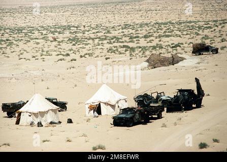 M998 während der Operation Desert Shield werden Mehrzweckfahrzeuge mit hoher Mobilität (HMMWV) und andere Geräte an einem Außenposten geparkt. Betreff Operation/Serie: WÜSTENSCHILD Land: Saudi-Arabien (Sau) Stockfoto