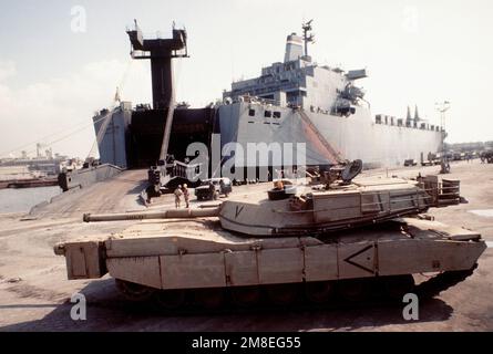 Ein M-1 Abrams Hauptwaffenpanzer steht auf dem Pier, nachdem er während der Übung Bright Star '89 vom Militärkommando des SEALIFT-Frachters CAPE INSCRIPTION (T-AKR-5076) entladen wurde. Betreff Betrieb/Serie: BRIGHT STAR '89 Land: Ägypten (EGY) Stockfoto