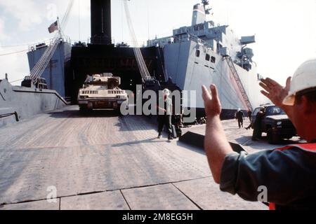 Ein M-2 Bradley-Infanteriefahrzeug wird während der Übung Bright Star '89 von dem vom Sealift-Kommando gecharterten Frachter CAPE (T-AKR-5076) entladen. Betreff Betrieb/Serie: BRIGHT STAR '89 Land: Ägypten (EGY) Stockfoto
