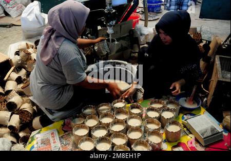 Depok, WEST JAVA, Indonesien. 12. Januar 2023. Arbeiter bereiten „Kue Keranjang“ (Korbkuchen) in einem traditionellen Kuchenmacher zu, der seit 35 Jahren in Depok, West Java, Indonesien, am 13. Januar 2023 in Betrieb ist. Klebriger Reis und Zucker und hat eine kaute und klebrige Konsistenz, die 15 Stunden gekocht wird. Vor den chinesischen Neujahrsfeiern stiegen die Verkäufe dieser Kuchen, insbesondere in der chinesischen Gemeinde in Indonesien. (Kreditbild: © Dasril Roszandi/ZUMA Press Wire) NUR REDAKTIONELLE VERWENDUNG! Nicht für den kommerziellen GEBRAUCH! Stockfoto