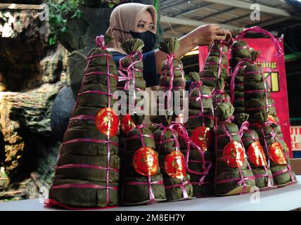 Depok, WEST JAVA, Indonesien. 12. Januar 2023. Arbeiter bereiten „Kue Keranjang“ (Korbkuchen) in einem traditionellen Kuchenmacher zu, der seit 35 Jahren in Depok, West Java, Indonesien, am 13. Januar 2023 in Betrieb ist. Klebriger Reis und Zucker und hat eine kaute und klebrige Konsistenz, die 15 Stunden gekocht wird. Vor den chinesischen Neujahrsfeiern stiegen die Verkäufe dieser Kuchen, insbesondere in der chinesischen Gemeinde in Indonesien. (Kreditbild: © Dasril Roszandi/ZUMA Press Wire) NUR REDAKTIONELLE VERWENDUNG! Nicht für den kommerziellen GEBRAUCH! Stockfoto