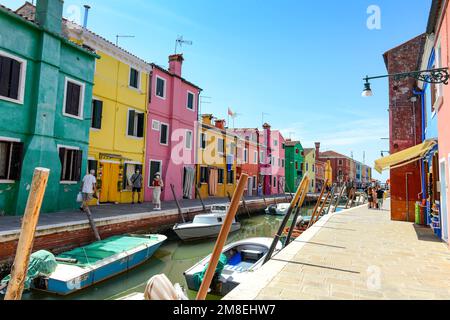 BURANO ISLAND, VENEDIG, ITALIEN - 4. JULI 2022: Schöne Aussicht auf die Kanäle, Straßen und Denkmäler von Venedig. Farbenfrohe Gebäude in der Nähe des Wassers. Sonniger Tag Stockfoto