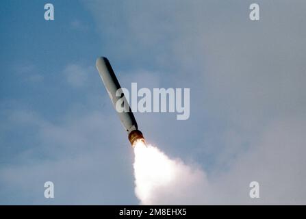 Eine BGM-109 Tomahawk Land-Attack Missile (TLAM) wird nach dem Start vom Schlachtschiff USS WISCONSIN (BB-64) während der Operation Desert Storm in die Luft geworfen. Betroffene Operation/Serie: WÜSTENSTURM Land: Unbekannt Stockfoto