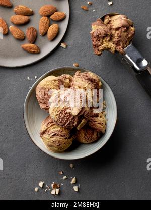 Schale mit Schokolade und Karamelleis auf grauem Hintergrund, Draufsicht Stockfoto
