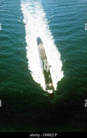 Ein Blick über den Bug des nuklearbetriebenen strategischen Raketen-U-Boots USS NATHANIEL GREEN (SSBN-636) vor der Küste von Oahu, Hawaii. Land: Pazifik (POC) Stockfoto