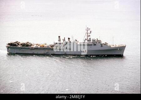 Steuerbordansicht des amphibischen Transportladers USS OGDEN (LPD-5) im Gange. Basis: Marinestützpunkt, Subic Bay Staat: Luzon Land: Philippinen (PHL) Stockfoto