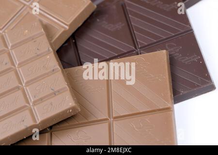 KIEW, UKRAINE - 4. MAI 2022 Lindt Schweizer Luxusmarken-Schokoladentabletten mit geprägtem Original-Firmenlogo. Stockfoto