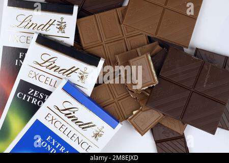 KIEW, UKRAINE - 4. MAI 2022 Lindt Schweizer Luxusmarken-Schokoladentabletten mit geprägtem Original-Firmenlogo. Stockfoto