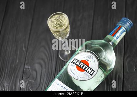 KIEW, UKRAINE - 4. MAI 2022 Vermouth Martini Original-Alkoholflasche auf Holztisch im Hintergrund. Elite-Alkoholproduktion Stockfoto