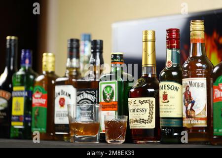 KIEW, UKRAINE - 4. MAI 2022 viele neue Flaschen von weltweit beliebten Alkoholmarken von Whiskey Cognac und Spirituosen mit berühmten Markennamen und Firmenlogos Stockfoto