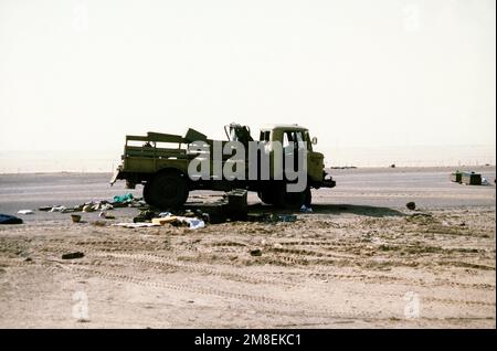 Ein irakischer Geländewagen GAZ-66 steht am Strand, nachdem er während der Operation Desert Storm verlassen wurde. Betreff Betrieb/Serie: WÜSTENSTURMLAND: Kuwait (KWT) Stockfoto