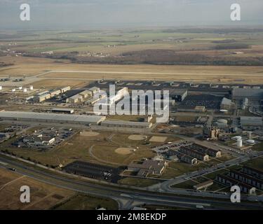 Eine Luftaufnahme eines Teils der Basis, die mehrere C-5 Galaxy-Flugzeuge auf der Rampe zeigt. Basis: Luftwaffenstützpunkt Dover Bundesstaat: Delaware (DE) Land: Vereinigte Staaten von Amerika (USA) Stockfoto