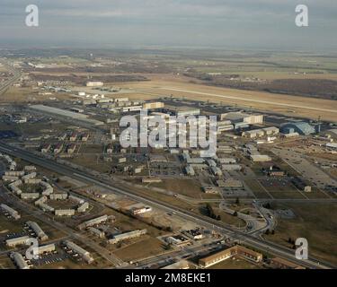 Eine Luftaufnahme eines Teils der Basis, wobei einige der Familienwohnungen der Basis und eingezogene Quartiere im Vordergrund angezeigt werden. Basis: Luftwaffenstützpunkt Dover Bundesstaat: Delaware (DE) Land: Vereinigte Staaten von Amerika (USA) Stockfoto