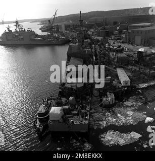 Ein Blick vom Heck auf den geführten Raketenkreuzer SHILOH (CG-67), der bei 70 Prozent Fertigstellung der Bauarbeiten an der Werft Bath Iron Works festgemacht wurde. Basis: Bath Bundesstaat: Maine (ME) Land: Vereinigte Staaten von Amerika (USA) Stockfoto