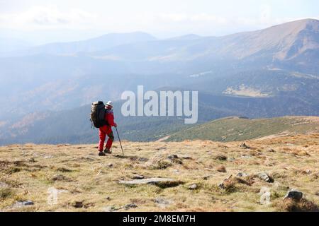 KARPATEN, UKRAINE - 8. OKTOBER 2022 Mount Hoverla. Karpaten in der Ukraine im Herbst. Touristen wandern durch Hügel und Wälder bis zum Gipfel des Hoverla Berges Stockfoto