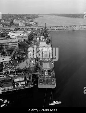 Ein Blick vom Heck auf den geführten Raketenkreuzer COWPENS (CG-63), der auf der Werft der Bath Iron Works vor Anker liegt. Die Bauarbeiten an den COWPENS sind zu 100 Prozent abgeschlossen. Basis: Bath Bundesstaat: Maine (ME) Land: Vereinigte Staaten von Amerika (USA) Stockfoto