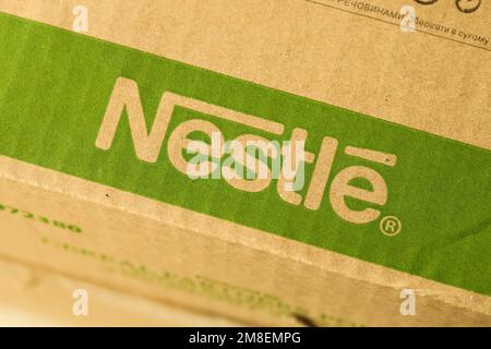 KIEW, UKRAINE - 4. MAI 2022 große Kartons mit dem Logo von Nestle Company. Portionierung von Nestwaren Stockfoto