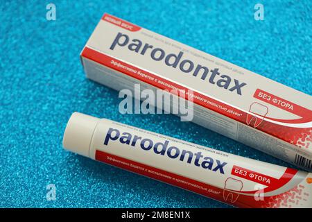 KIEW, UKRAINE - 4. MAI 2022 Paket Parodontax Zahnpasta auf hellem Hintergrund Nahaufnahme Stockfoto