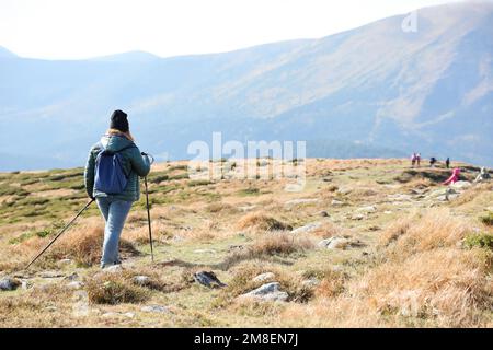 KARPATEN, UKRAINE - 8. OKTOBER 2022 Mount Hoverla. Karpaten in der Ukraine im Herbst. Touristen wandern durch Hügel und Wälder bis zum Gipfel des Hoverla Berges Stockfoto