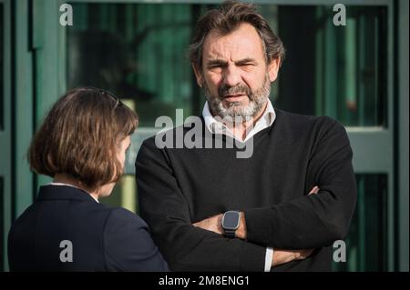 Palermo, Italien. 13. Januar 2023. Der Direktor und Gründer von Open Arms, Oscar Camps (R), wurde gesehen, als er sich mit einem Anwalt vor dem Bunkerraum unterhielt. Im Bunkerraum des Ucciardone-Gefängnisses in Palermo hat der ehemalige Innenminister Luciana Lamorgese, der ehemalige Außenminister Luigi Di Maio, Und der ehemalige Ministerpräsident und gegenwärtige Führer von Movimento Cinque Stelle (M5S) Giuseppe Conte wurde aufgefordert, in dem Gerichtsverfahren auszusagen, in dem die spanische NRO Open Arms gegen den Minister für Infrastruktur und Verkehr Matteo Salvini steht. Salvini wird der Entführung und des Amtsmissbrauchs für de beschuldigt Stockfoto