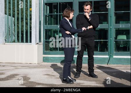 Palermo, Italien. 13. Januar 2023. Der Direktor und Gründer von Open Arms, Oscar Camps (R), wurde gesehen, als er sich mit einem Anwalt vor dem Bunkerraum unterhielt. Im Bunkerraum des Ucciardone-Gefängnisses in Palermo hat der ehemalige Innenminister Luciana Lamorgese, der ehemalige Außenminister Luigi Di Maio, Und der ehemalige Ministerpräsident und gegenwärtige Führer von Movimento Cinque Stelle (M5S) Giuseppe Conte wurde aufgefordert, in dem Gerichtsverfahren auszusagen, in dem die spanische NRO Open Arms gegen den Minister für Infrastruktur und Verkehr Matteo Salvini steht. Salvini wird der Entführung und des Amtsmissbrauchs für de beschuldigt Stockfoto