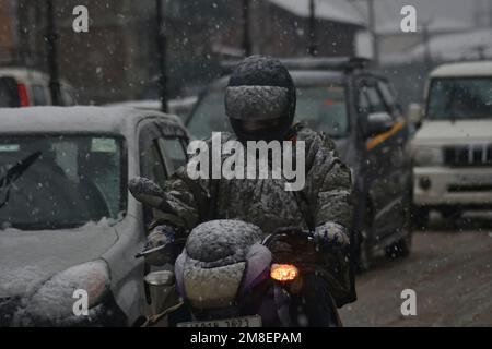 Kaschmir, Indien. 13. Januar 2023. Srinagar, Indien. 13. Januar 2023. Pendler während starker Schneefälle am 13. Januar 2023 in Srinagar, das Sommergefängnis der Indianer, verwaltete Kaschmir. (Foto von Mubashir Hassan/Pacific Press) Kredit: Pacific Press Media Production Corp./Alamy Live News Kredit: Pacific Press Media Production Corp./Alamy Live News Stockfoto