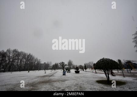 Kaschmir, Indien. 13. Januar 2023. Srinagar, Indien. 13. Januar 2023. (Foto von Mubashir Hassan/Pacific Press) Kredit: Pacific Press Media Production Corp./Alamy Live News Kredit: Pacific Press Media Production Corp./Alamy Live News Stockfoto