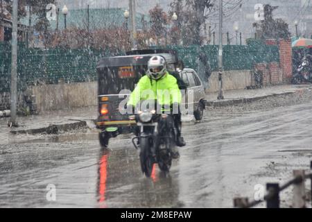 Kaschmir, Indien. 13. Januar 2023. Srinagar, Indien. 13. Januar 2023. Pendler während starker Schneefälle am 13. Januar 2023 in Srinagar, das Sommergefängnis der Indianer, verwaltete Kaschmir. (Foto von Mubashir Hassan/Pacific Press) Kredit: Pacific Press Media Production Corp./Alamy Live News Kredit: Pacific Press Media Production Corp./Alamy Live News Stockfoto