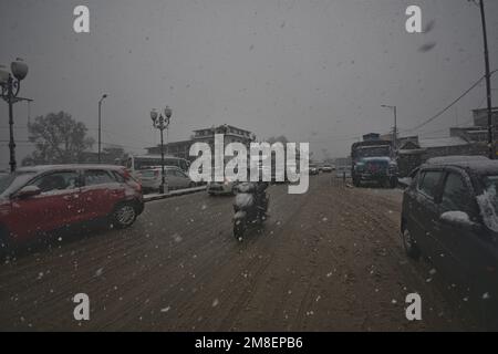 Kaschmir, Indien. 13. Januar 2023. Srinagar, Indien. 13. Januar 2023. Pendler während starker Schneefälle am 13. Januar 2023 in Srinagar, das Sommergefängnis der Indianer, verwaltete Kaschmir. (Foto von Mubashir Hassan/Pacific Press) Kredit: Pacific Press Media Production Corp./Alamy Live News Kredit: Pacific Press Media Production Corp./Alamy Live News Stockfoto