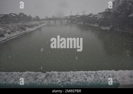 Kaschmir, Indien. 13. Januar 2023. Srinagar, Indien. 13. Januar 2023. (Foto von Mubashir Hassan/Pacific Press) Kredit: Pacific Press Media Production Corp./Alamy Live News Kredit: Pacific Press Media Production Corp./Alamy Live News Stockfoto