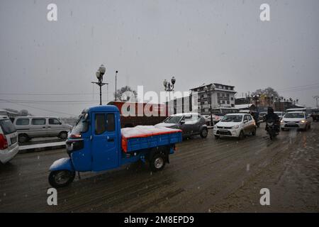 Kaschmir, Indien. 13. Januar 2023. Srinagar, Indien. 13. Januar 2023. (Foto von Mubashir Hassan/Pacific Press) Kredit: Pacific Press Media Production Corp./Alamy Live News Kredit: Pacific Press Media Production Corp./Alamy Live News Stockfoto