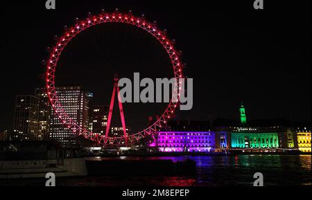 London, Großbritannien. 13. Januar 2023. Dieses Foto wurde am 13. Januar 2023 aufgenommen und zeigt das London Eye, das zur Feier des bevorstehenden chinesischen Neujahrs in London, Großbritannien, rot beleuchtet ist. Kredit: Li Ying/Xinhua/Alamy Live News Stockfoto