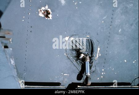 Eine Ansicht des Wanksteuerungs-Spoilers mit einer der Klappen, die am Flügel eines B-52G Stratofortress Bomberflugzeugs vom 1708. Bombenflügel abgerissen wurden, und anderen Kampfschäden, die während einer Mission zur Unterstützung der Operation Desert Storm erlitten wurden. Betroffene Operation/Serie: WÜSTENSTURM Land: Unbekannt Stockfoto