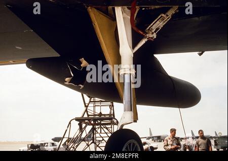 Ein Loch in einem externen Tank in einem B-52G Stratofortress-Bombenflugzeug aus dem 1708. Bombenflügel, Gefechtsschaden während einer Mission zur Unterstützung der Operation Desert Storm. Betroffene Operation/Serie: WÜSTENSTURM Land: Unbekannt Stockfoto