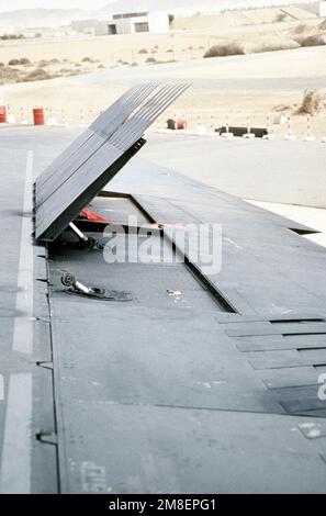 Eine Ansicht des Wanksteuerungs-Spoilers mit einer der Klappen, die am Flügel eines B-52G Stratofortress Bomberflugzeugs vom 1708. Bombenflügel abgerissen wurden, und anderen Kampfschäden, die während einer Mission zur Unterstützung der Operation Desert Storm erlitten wurden. Betroffene Operation/Serie: WÜSTENSTURM Land: Unbekannt Stockfoto