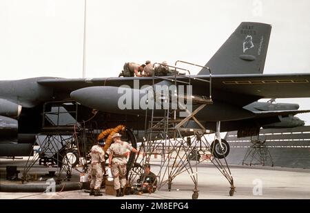 Eine Crew aus der Kampfschadenreparatur des 1708. Bombenflügels arbeitet an einem B-52G Stratofortress Bomberflugzeug, das während einer Mission zur Unterstützung der Operation Desert Storm beschädigt wurde. Betroffene Operation/Serie: WÜSTENSTURM Land: Unbekannt Stockfoto