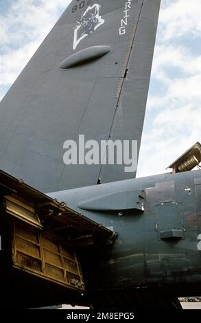 Ein Blick auf den Heckabschnitt eines B-52G Stratofortress-Bombenflugzeugs aus dem 1708. Bombenflügel und die während einer Mission zur Unterstützung der Operation Desert Storm erlittenen Kampfschäden. Betroffene Operation/Serie: WÜSTENSTURM Land: Unbekannt Stockfoto