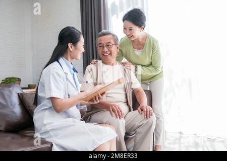 Die junge Ärztin, um ein altes Paar zu untersuchen Stockfoto