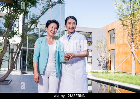 Eine junge Ärztin zur Rehabilitation im Alter Stockfoto