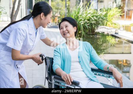 Eine junge Ärztin zur Rehabilitation im Alter Stockfoto