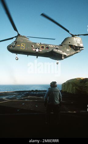 Ein Helicopter Combat Support Squadron 6 (HC-6) CH-46D Sea Knight Helikopter hebt vom militärischen Sealift Kommandoschiff USNS SIRIUS (T-AFS-8) ab. Der Helikopter nimmt nach der Operation Desert Storm an vertikalen Wiederauffüllungsoperationen Teil. Betreff Operation/Serie: WÜSTENSTURMLAND: Rotes Meer Stockfoto