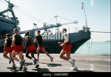 Marines fahren entlang des Mina Salman Pier vorbei am Bergungsschiff USS BEAUFORT (ATS-2) nach Operation Desert Storm. Betreff Operation/Serie: DESERT SHIELD DESERT STORM Country: Bahrain (BHR) Stockfoto