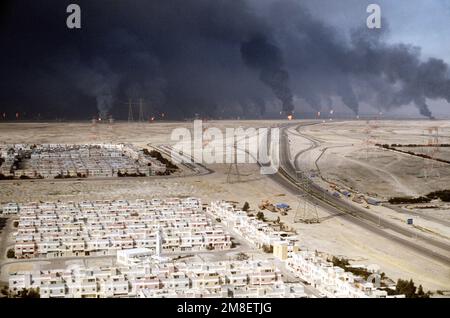 Ölquellen verbrennen außer Kontrolle und verdunkeln den Himmel mit Rauch, nachdem sie durch den Rückzug der irakischen Streitkräfte während der Operation Desert Storm in Brand gesetzt wurden. Betreff Operation/Serie: WÜSTENSTURMBASIS: Kuwait-Stadt Land: Kuwait(KWT) Stockfoto