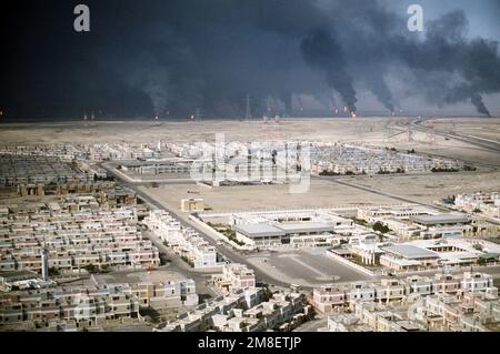 Ölquellen verbrennen außer Kontrolle und verdunkeln den Himmel mit Rauch, nachdem sie durch den Rückzug der irakischen Streitkräfte während der Operation Desert Storm in Brand gesetzt wurden. Betreff Operation/Serie: WÜSTENSTURMBASIS: Kuwait-Stadt Land: Kuwait(KWT) Stockfoto