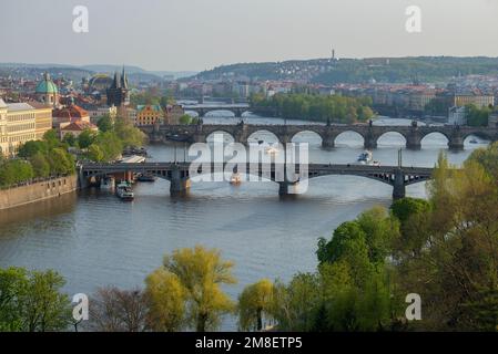 Blick auf die Prager Brücken und die Moldau am Aprilabend. Prag, Tschechische Republik Stockfoto
