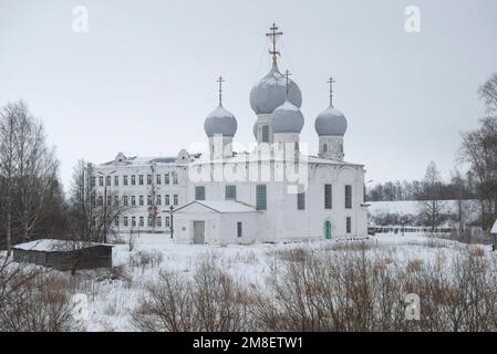 Blick auf die antike Kathedrale der Transfiguration des Erlösers an einem bewölkten Dezembertag. Das Gebiet des Belozersk-Kremls. Belozersk, Wologd Stockfoto