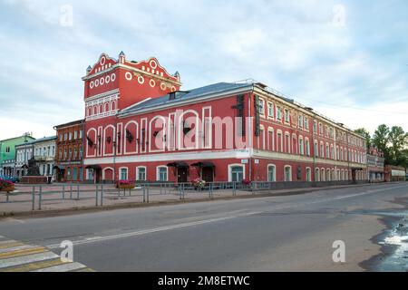 VYSHNY VOLOCHEK, RUSSLAND - 15. JULI 2022: Blick auf das antike Gebäude des Drama-Theaters an einem bewölkten Juli-Morgen Stockfoto