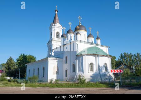 Die antike Kirche der lebenspendenden Dreifaltigkeit (Weiße Dreifaltigkeit, 1564) an einem sonnigen Juli-Tag. Tver, Russland Stockfoto