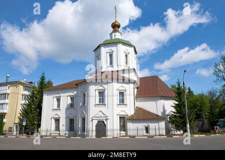 Die antike Kathedrale der Himmelfahrt der Heiligen Jungfrau an einem sonnigen Juli-Tag. Tver, Russland Stockfoto